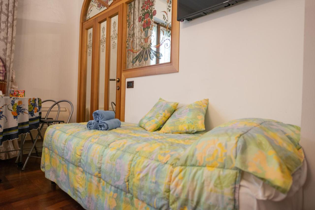B&B Family First Capriate San Gervasio Bagian luar foto